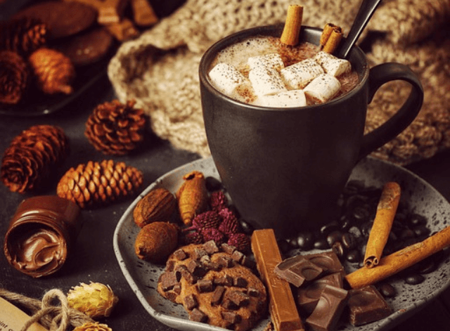 Chocolat chaud vegan épicé et sa montagne de guimauve